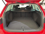 【トランク】積み込みやすくて、たっぷり積める荷室です。シートアレンジできるものは、乗車人数と荷物の量や大きさによってシートを動かすことができるので、より快適なドライブが可能です!