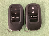 スマートキーを装備しています。鍵を差し込むことなくドアロックの開け閉めと、スタートボタン操作でのエンジンスタートができます。ボタン操作でトランクが開けられる電動テールゲートのボタンもついています。