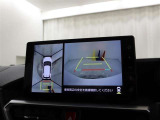 車体の前後左右に設置されたカメラにより、リアルタイムで安全確認ができるところが大きな魅力。十字路や駐車場、狭い路地での走行など、死角ができやすい場面で力を発揮します。