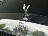 ファントムのフロントグリルの頂 点に君 臨するフロントマスコットは「スピリット・オブ・エクスタシー(Spirit of Ecstasy:歓喜の精霊)」と呼ばれ世界で最も有名かつ高 価な自動車のエンブレムです