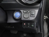 【アイドリングストップ】赤信号や渋滞で停車した際にエンジンを停止し、無駄な燃料の消費を抑えます。燃費向上や環境保護につなげる機能♪エンジンはブレーキを離せば再始動します。