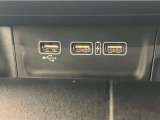 USBソケットがついていますのでコードを繋げばスマートフォンなどの充電が出来ます!