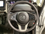 ハンドルにHondaセンシング系のクルーズコントロールやレーンキープアシストなどのスイッチと、オーディオの操作スイッチが装備されています。ハンドルから手を離さず安全に操作できます。