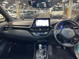 スイッチ類が手元で直感的に操作できる実用的なレイアウト。必要な情報が一目で確認でき、日常の運転を快適にサポートするインパネです。