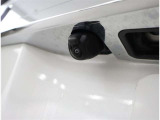 バックカメラが付いているので後方確認が非常にしやすいです。今や運転初心者も熟練者も必須装備!ついていて損はないですね♪