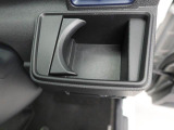 カップホルダーは運転席や助手席からちょうど手の届く位置です!!