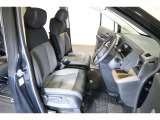 すわり心地の良い運転席・助手席です。長時間のドライブの疲れ軽減に貢献します。どうぞ快適なドライブを♪