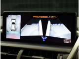 パノラミックビューモニター。車両を上から見たような映像を表示。運転席から目視しにくい車両周囲の状況をリアルタイムで確認できます。