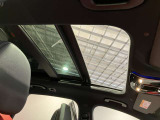 パノラミックルーフで明るい車内と開放感あるドライブをお楽しみいただけます。