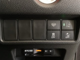 Hondaセンシング用の、VSA(ABS+TCS+横滑り抑制)解除と路外逸脱抑制機能のオンオフスイッチなどはハンドルの右側に装備しています。
