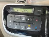 【オートエアコン】一度お好みの温度に設定すれば、車内の温度を検知し風量や温度を自動で調整。暑い&hellip;寒い&hellip;と何度もスイッチ操作をする必要はありません。快適な車内空間には必須の機能ですね♪