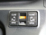 電動スライドドアのスイッチで車内からもスライドドアの開閉ができます。イージークローザー機能で半ドアになることも防止してくれます。