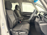 乗降がしやすい運転席。高さが調節できて小柄な方でも運転しやすいポジションをとることができます。