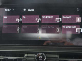 USBタイプA・タイプC・HDMI接続が可能です。Apple CarPlayやAndroid Auto連携機能もあります。Amazon Alexa搭載。携帯電話のワイヤレス充電にも対応。