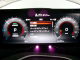 右側に大きく見やすいスピードメーター 中央ディスプレイには運転支援システム等を表示