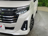 【LEDヘッドライト】悪天候や夜間走行時も良好な視界を確保し安心して運転できる高輝度LEDヘッドライトを装備!点灯速度が早く、消費電力も抑えられています。