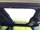 【ガラスルーフ】ガラスルーフ搭載で車内の解放感が一気にアップ!開放的なドライブをお楽しみいただけます。