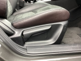 運転席にはドライバーの体型や好みに応じて前後方向だけでなく、高さの調整ができるシートリフターを装備!