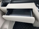 ダッシュボード助手席側上部にインストアッパーボックスがあり、収納に便利です。
