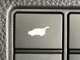【ハンズフリーパワーバックドア】リアバンパー下部に足先を出し入れするだけでバックドアが自動で開閉♪両手が荷物でふさがっている時でもラクラク開閉操作が行えます!
