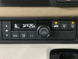 【オートエアコン】一度お好みの温度に設定すれば、車内の温度を検知し風量や温度を自動で調整。暑い&hellip;寒い&hellip;と何度もスイッチ操作をする必要はありません。快適な車内空間には必須の機能ですね♪