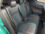 後部座席はシートベルトを全席に完備し、安全面も安心。ゆったりとした座り心地で長時間のドライブでも快適に過ごせる空間です。