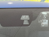 【スマートシティブレーキサポート】低速走行中に前方の車両等を認識し、衝突しそうな時は警報とブレーキで衝突回避と被害軽減をアシスト。より安全にドライブをお楽しみいただけます。