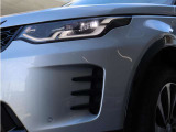 「ダブルJ」シグネチャデイタイムランニングライト(DRL)搭載のフルプレミアムLEDヘッドライトが標準装備されています。