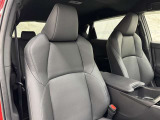 高いホールド性で運転姿勢が安定します。長距離ドライブでも疲れにくいのが魅力です。