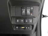 【両側電動スライド】スライドドアは両側電動スライドドアになっております。運転席からの開閉も出来、リモコンキーでも離れたところから開閉出来ますので大変便利な装備です。