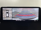 【全方位モニター】まるでクルマを真上から見下ろしたかのような視点で駐車をサポートします!クルマの斜め後ろや真横など、前後左右の4つのカメラの映像が合成されて、モニターに映し出されます。