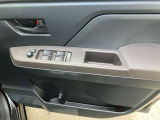 パワーウィンドウスイッチで運転席から全席の窓の開閉ができます♪