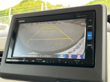 バックモニター装備。画面にて後方の確認が行えるので、バック駐車や車庫入れの際には重宝します。車の運転に慣れない方でも安心のガイドライン表示機能付。