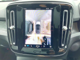 【360&deg;ビューカメラ】4台の高解像度カメラで360度の鳥瞰図を表示。隣の車や壁、死角にある障害物などを画面で確認できるため、狭いスペースでの駐車・出入りも安心です。