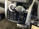 自然に手が届き、操作性の良いインパネシフトに、パーキングブレーキはフットブレーキタイプなので、運転席と助手席の間はすっきりしています。