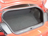スポーツカーでも日常使いには、十分な積載容量のあるトランクスペースです!更にたくさんの荷物や長めの荷物を積みたい時は、リヤシートのシートバックを倒してトランクスペースの積載容量UPで対応できます!