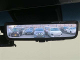 車両後方の視界をクリアに映し出す「デジタルインナーミラー」搭載です。