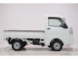 県内13店舗にて常時500台以上ダイハツ車を展示中です。見て、触って、納得のいく一台をぜひ見つけてください。