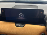 【12.3インチマツダコネクト】車内の雰囲気にマッチした大型ディスプレイ。スマホ接続でのナビ使用やBluetooth再生等、様々な機能が楽しめます。直感的なダイヤル操作が可能で、使い勝手も良好です。