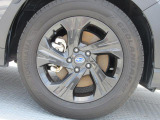純正17インチアルミホイール。 タイヤサイズは225/60R17