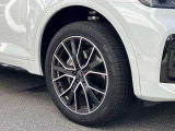 20インチ純正アルミホイール装備 全車両に標準装備の純正アルミホイールは、純正ならではのバランスの良いデザインと、走行安定性をお楽しみ頂けます。