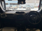 ステアリングを握ればJeepワールドが広がります。