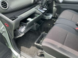 グローブボックスの他にも収納をご用意してます。車内をスッキリ見せることができます。