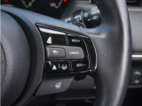 【アダプティブクルーズコントロール】ステアリングのスイッチを操作するとミリ波レーダーで先行車との距離を測定。設定を適切に保ちながら加速・減速、さらに停止まで自動に追従します。