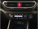 お車のキーはスマートキーです。キーを身につけた状態で車に近づき、ドアロックの解錠や施錠操作が出来ます。雨の日など両手がふさがっている時など、とっても便利ですね。