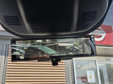 後方をカメラで映しだす機能が付いたスマートルームミラー!ルームミラーの下のレバーを変えるだけで、後席に大きな荷物が乗っていても、後方をカメラを確認できる便利機能!。