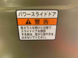 見た目が大事!な外装はぴかっとキレイに磨いており、経年のくすみもよみがえっております。ヘッドライトやドア周辺を磨く際にはマスキングテープを使用して保護しながら丁寧に作業をしております。