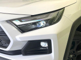 【LEDヘッドライト】悪天候や夜間走行時も良好な視界を確保し安心して運転できる高輝度LEDヘッドライトを装備!点灯速度が早く、消費電力も抑えられています。