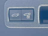 【パワーバックドア】スマートキーや運転席のボタンを押すだけでリアゲートが自動で開閉します!荷物を持っている時や、高い位置にあるバックドアを閉める際に便利な機能です♪