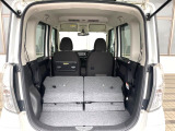 積み下ろしのしやすいデッキにはたっぷりと荷物を積み込んでいただけます。遊びから仕事まで、様々なシーンで頼れます♪